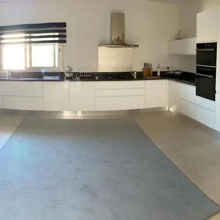 Luxurious 4 Bedroom With Magnificent Views *