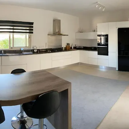 Luxurious 4 Bedroom With Magnificent Views *