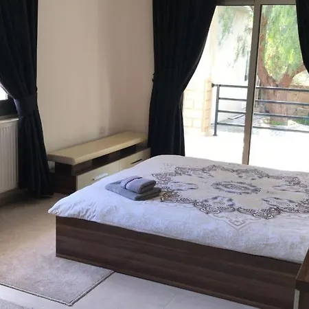 Luxurious 4 Bedroom With Magnificent Views *