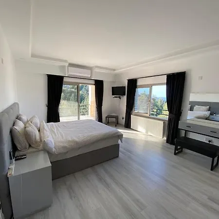 Luxurious 4 Bedroom With Magnificent Views *