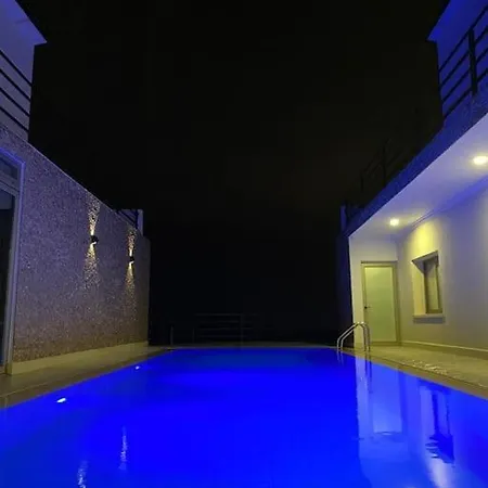 Luxurious 4 Bedroom With Magnificent Views Vila *