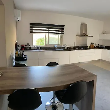 Luxurious 4 Bedroom With Magnificent Views Vila