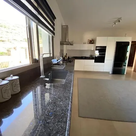 Luxurious 4 Bedroom With Magnificent Views Vila *