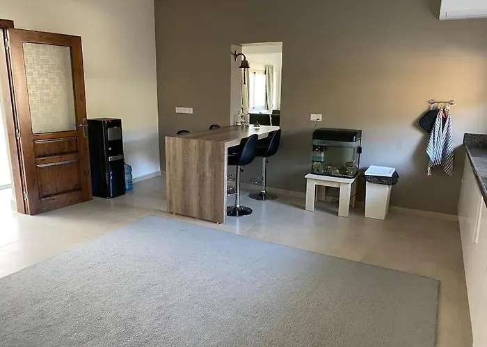 Luxurious 4 Bedroom With Magnificent Views *