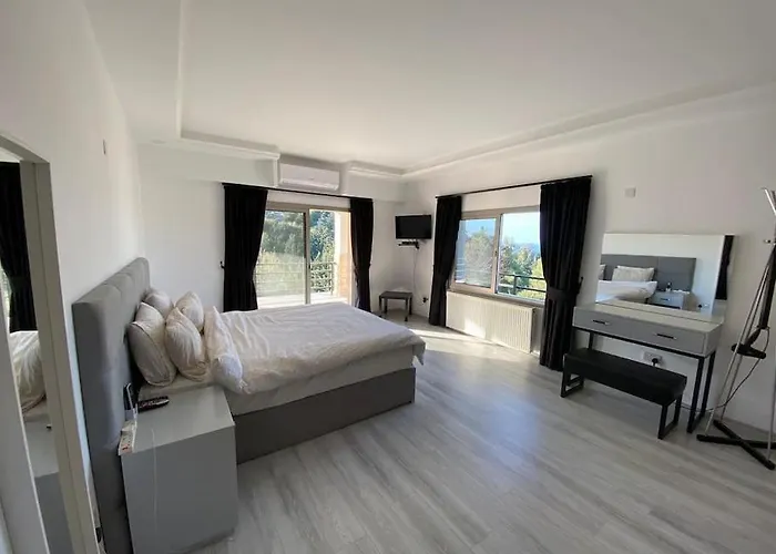 Luxurious 4 Bedroom With Magnificent Views *