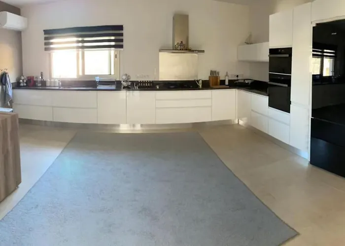 Luxurious 4 Bedroom With Magnificent Views *