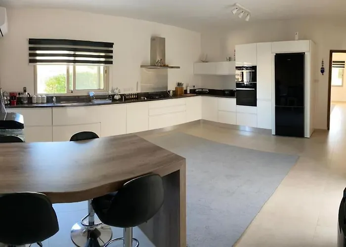 Luxurious 4 Bedroom With Magnificent Views *