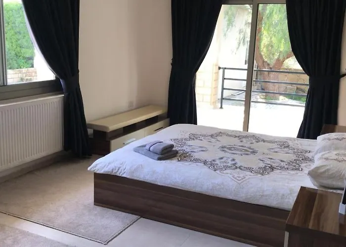 Luxurious 4 Bedroom With Magnificent Views *